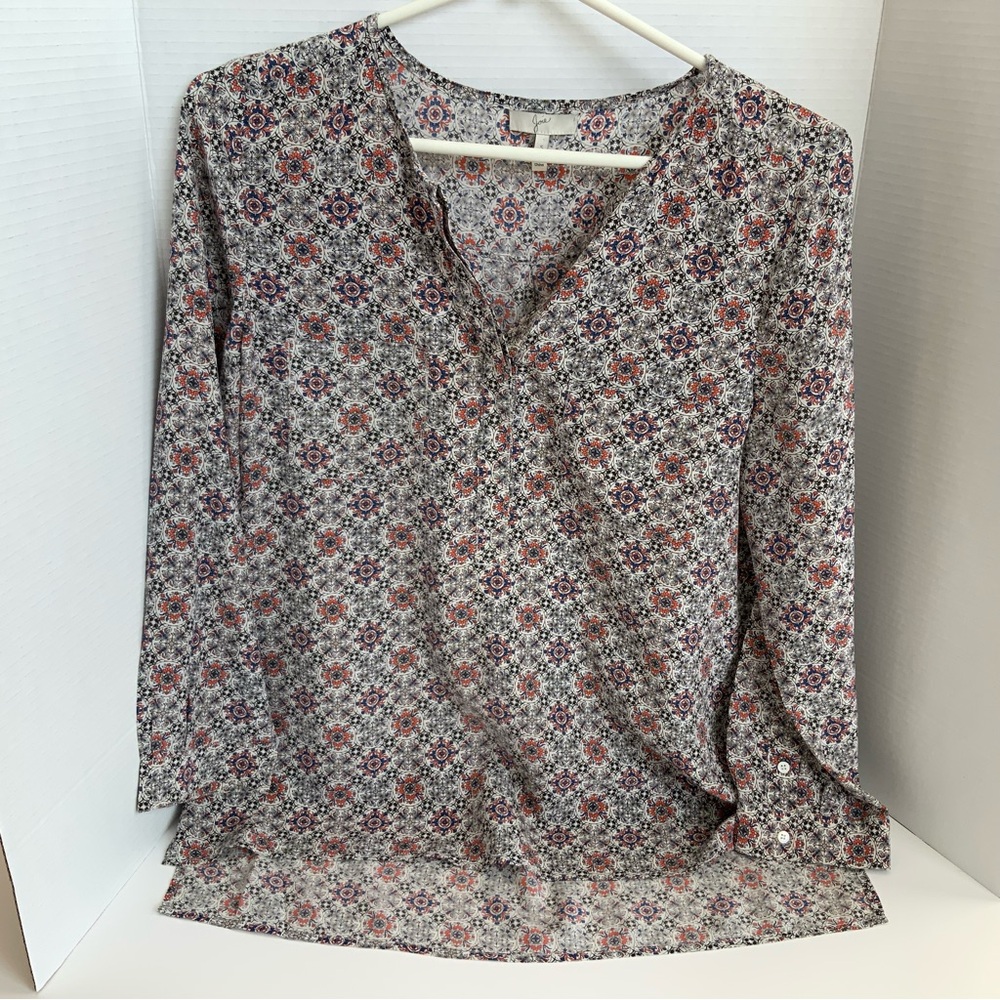 Joie Women's V-neck 100% silk long sleeve‎ button up blouse. Size small